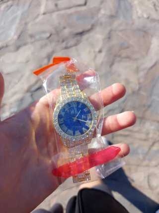 Reloj Dorado con Cristales