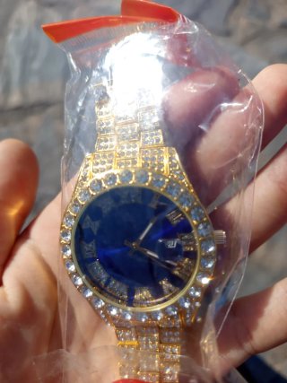 Reloj Dorado con Cristales