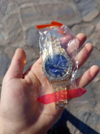 Reloj Dorado con Cristales