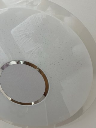 Lámpara LED con altavoz para salón