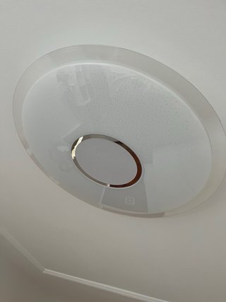 Lámpara LED con altavoz para salón