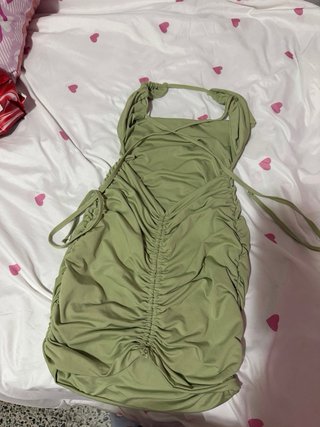 Vestido verde fruncido