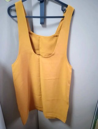 Peto amarillo talla M. Ropa chica