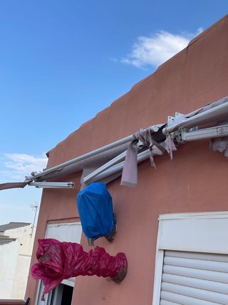 Toldo de tela y plástico