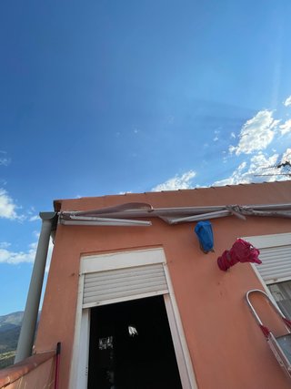 Toldo de tela y plástico
