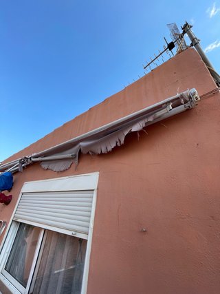 Toldo de tela y plástico