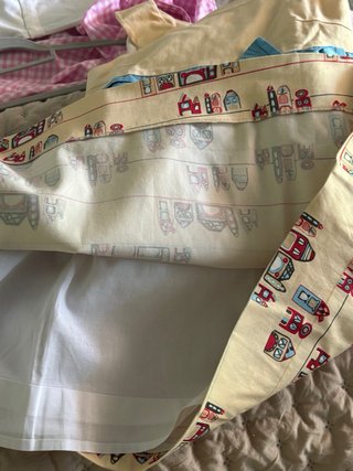 Vestido vainilla estampado y chaqueta azul