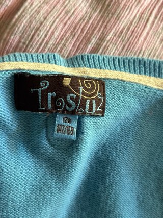 Vestido vainilla estampado y chaqueta azul