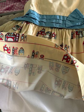 Vestido vainilla estampado y chaqueta azul