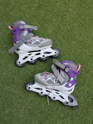 Patines en línea morados y grises