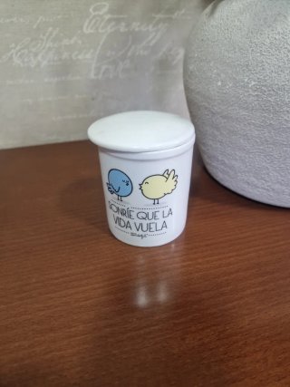 Taza con tapa y diseño de pájaros