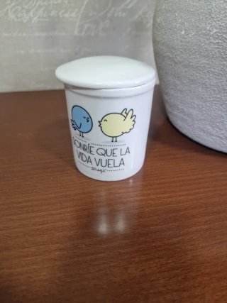 Taza con tapa y diseño de pájaros