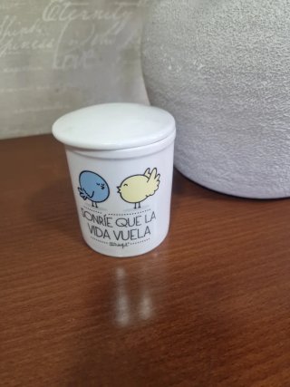 Taza con tapa y diseño de pájaros