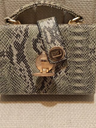 Bolso rígido con llamativo efecto piel serpiente
