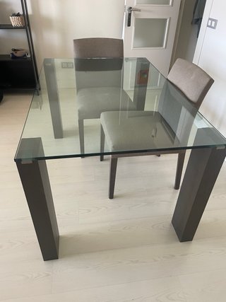 Mesa de comedor de cristal y 4 sillas