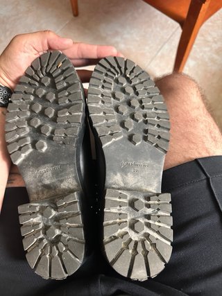Botines negros con tachuelas y hebilla