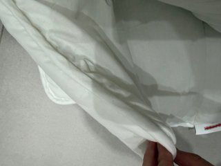 Edredón blanco con relleno.