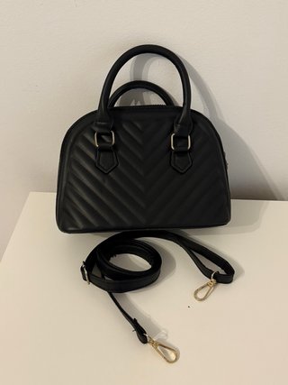 Bolso negro con asa y correa