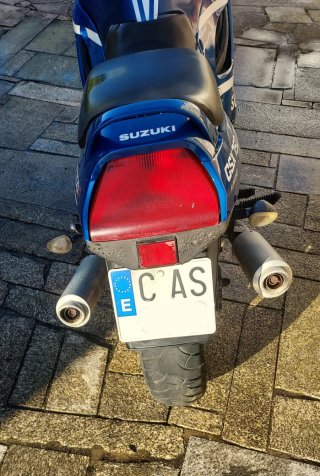 Suzuki GSX 750F Azul y Blanca