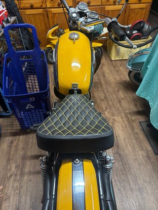 Moto Ducati Road Negra y Amarilla