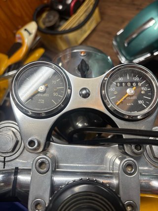 Moto Ducati Road Negra y Amarilla