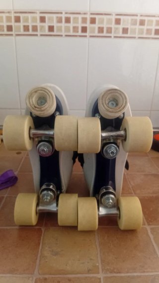 Patines blancos con cordones rojos