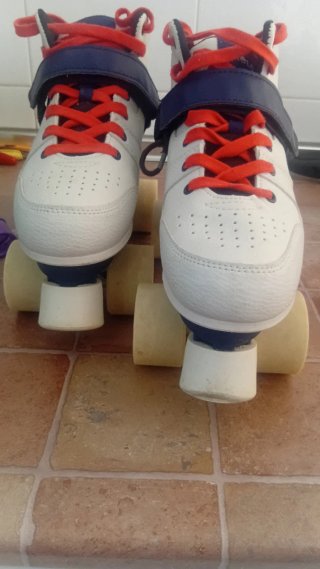 Patines blancos con cordones rojos