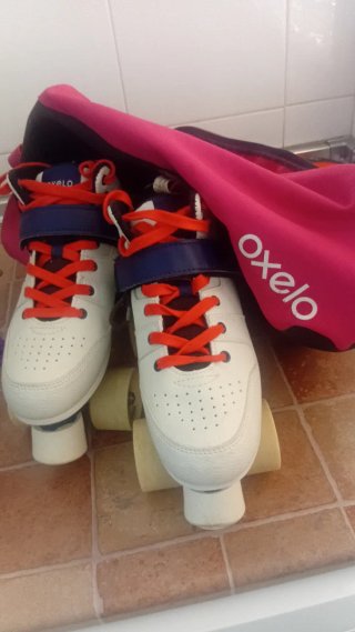 Patines blancos con cordones rojos