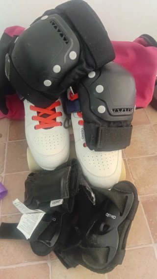 Patines blancos con cordones rojos
