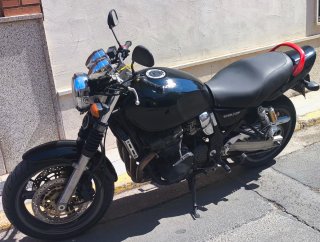 Suzuki GSX 750 Inazuma Negra