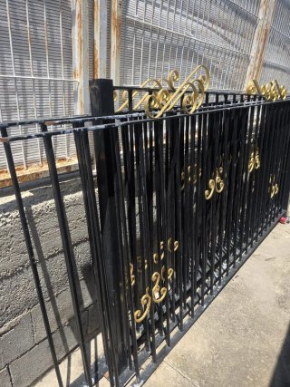 Reja de forja dorada y negra