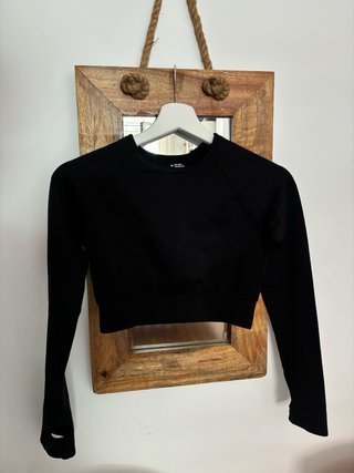 Crop top deportivo manga larga negro