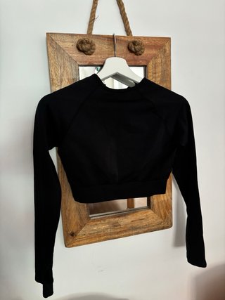 Crop top deportivo manga larga negro
