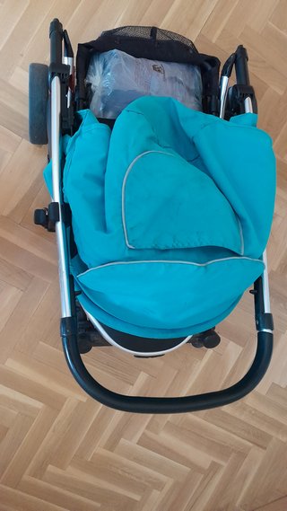 Carro de bebé con sombrilla y burbuja