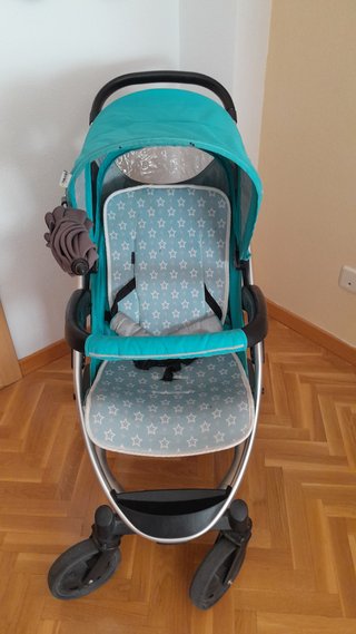Carro de bebé con sombrilla y burbuja