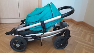 Carro de bebé con sombrilla y burbuja