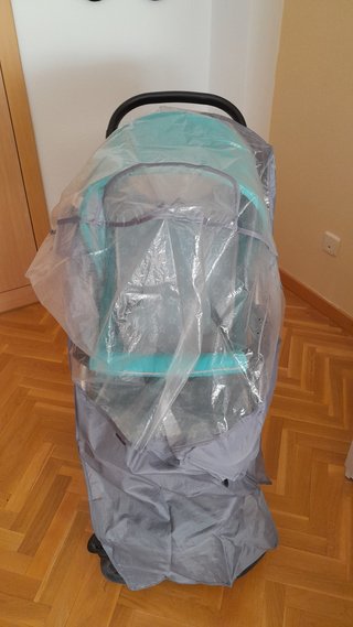 Carro de bebé con sombrilla y burbuja