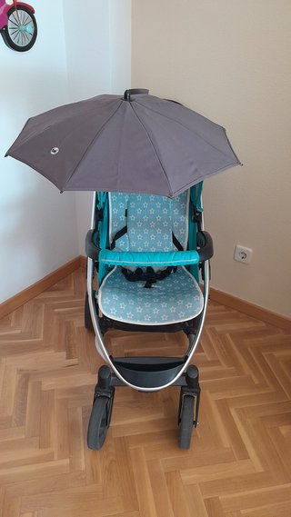 Carro de bebé con sombrilla y burbuja