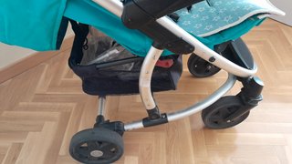 Carro de bebé con sombrilla y burbuja