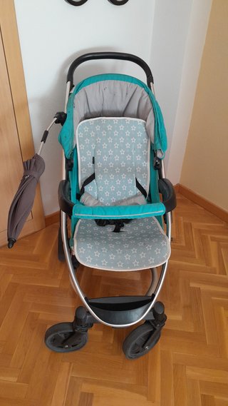 Carro de bebé con sombrilla y burbuja