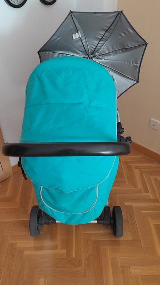 Carro de bebé con sombrilla y burbuja