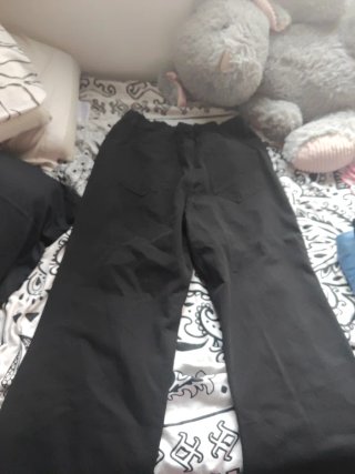 Pantalón vaquero negro desgarrado