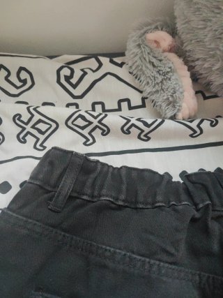 Pantalón vaquero negro desgarrado