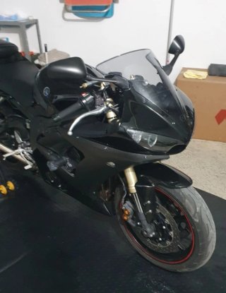 Yamaha R6 Negra - Moto Deportiva