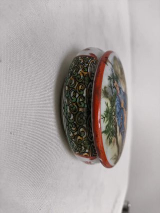 Cajita porcelana china sellada 8 cm