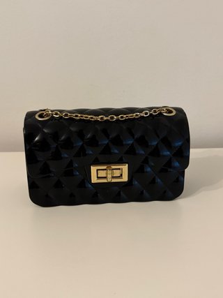 Bolso negro acolchado con cadena dorada