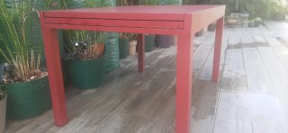 Mesa extensible aluminio exterior roja/granate.