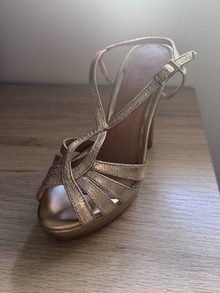 Zapatos de tacón dorados