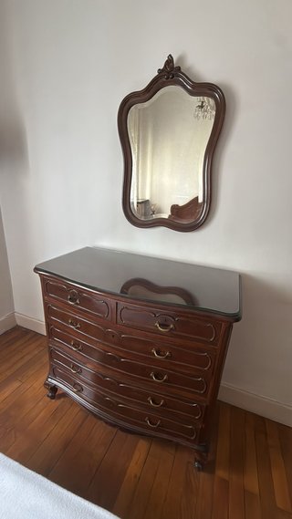 Cómoda de madera con tapa de cristal