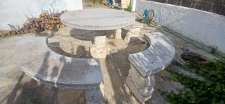 Mesa y bancos de piedra